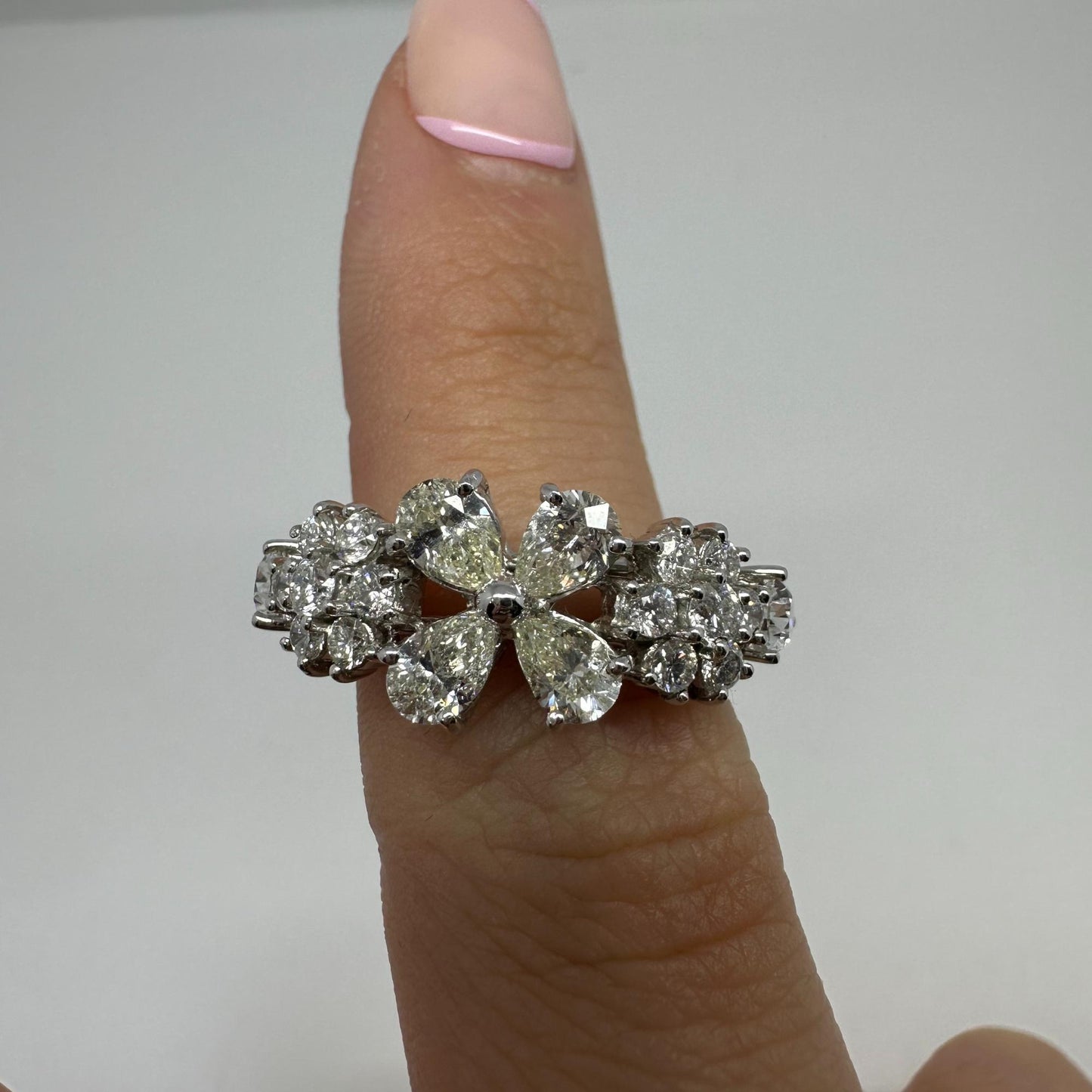 18k White Gold Pear Cut Diamond Ring