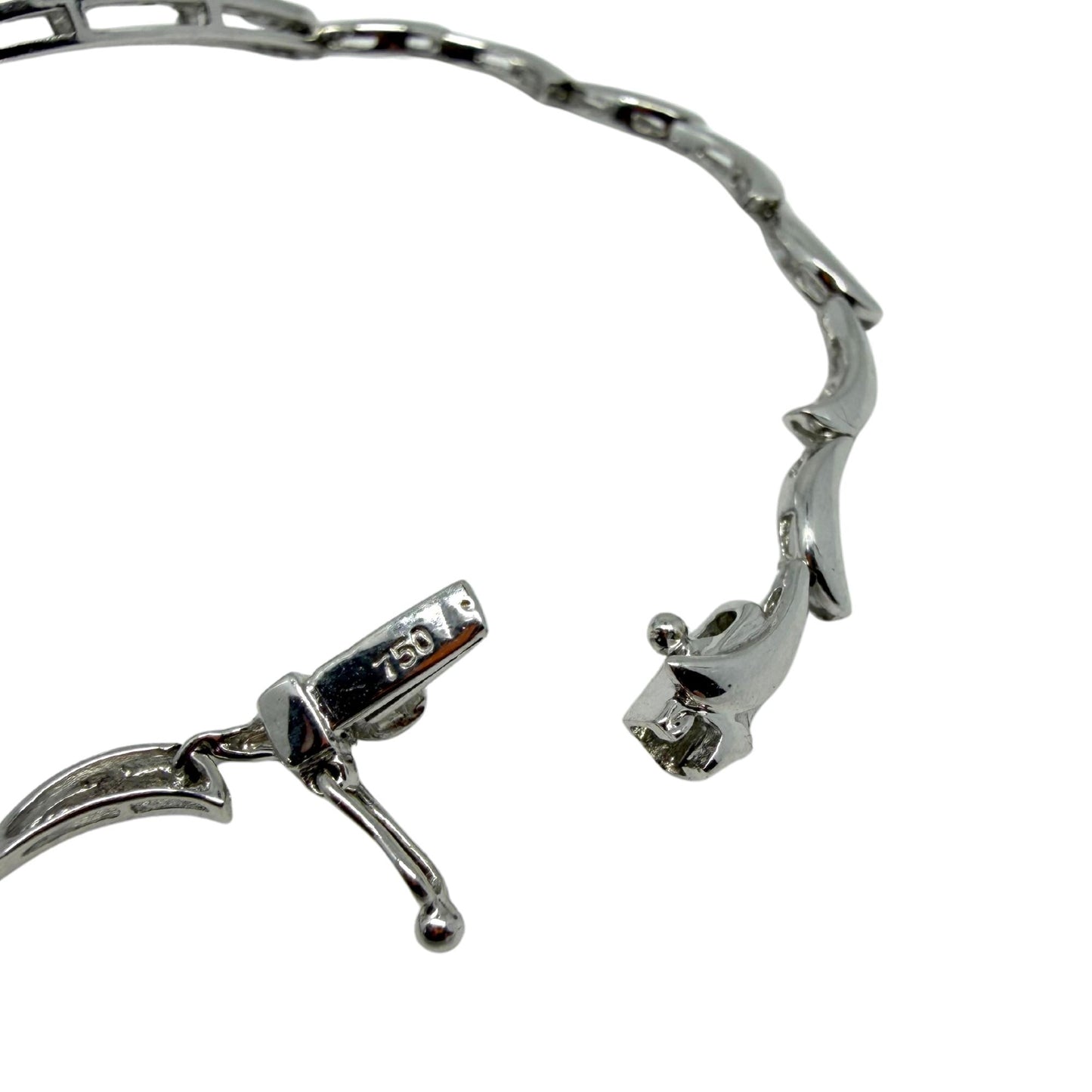 18k White Gold 1.43 Carat Tapered Baguette Cut Diamond Bow/Ribbon Bracelet