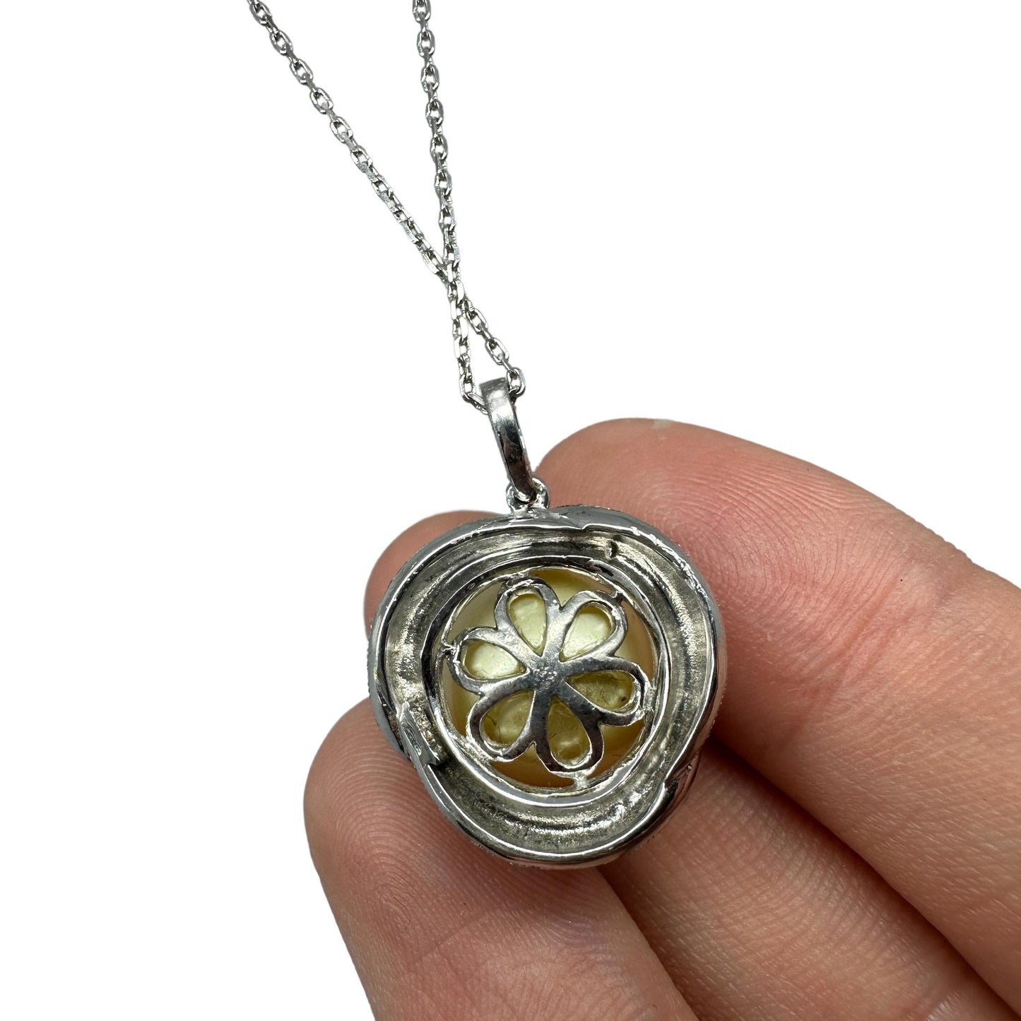 18K White Gold Diamond and Pearl Pendant Necklace