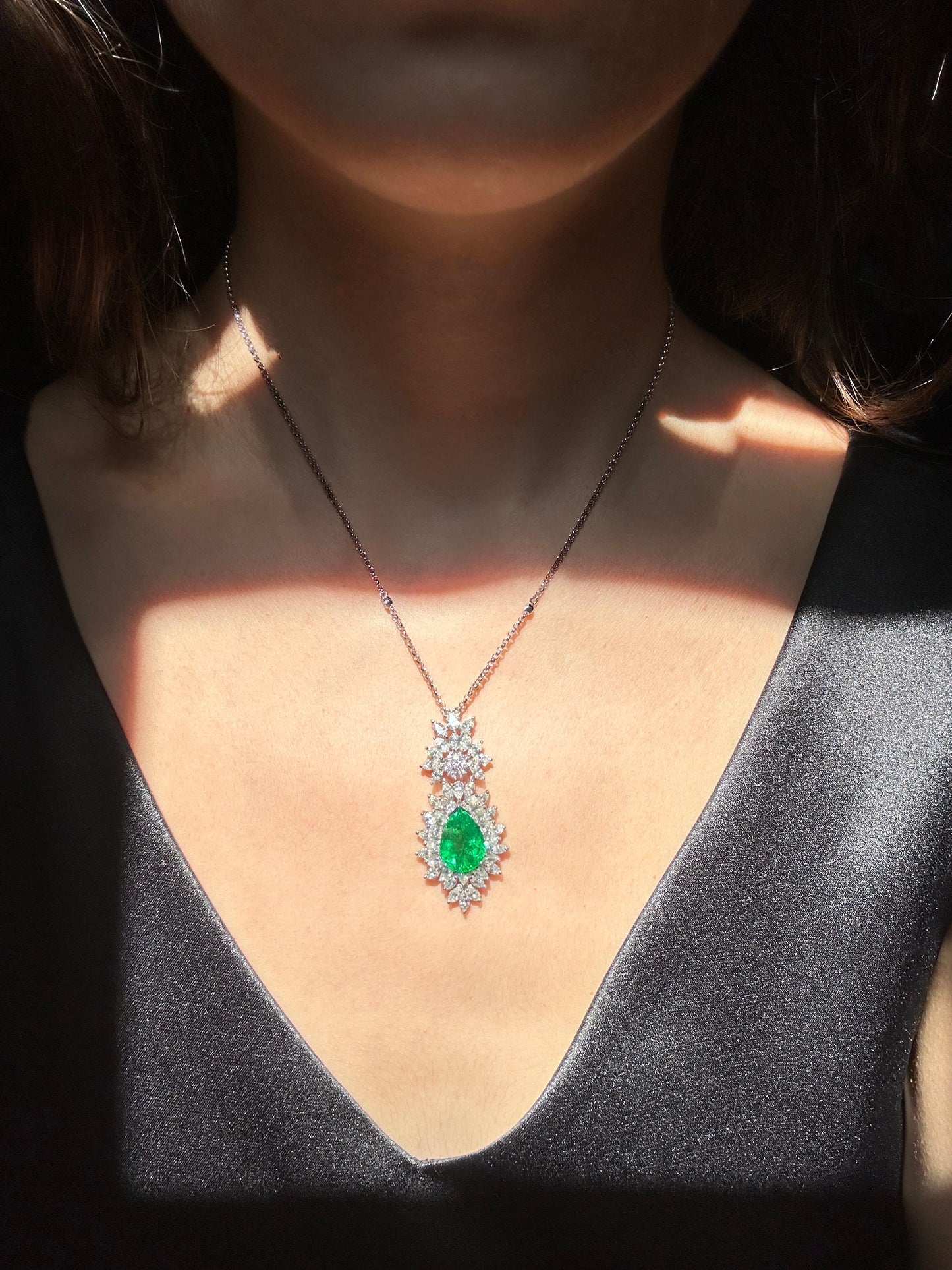 18k Diamond and Pear Shaped Emerald Necklace