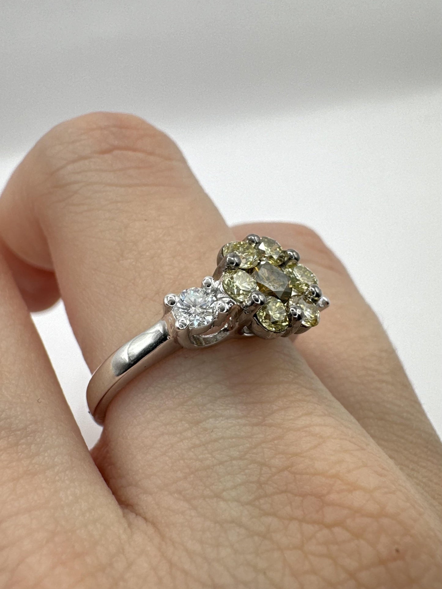 18k White and Yellow Diamond Flower Ring