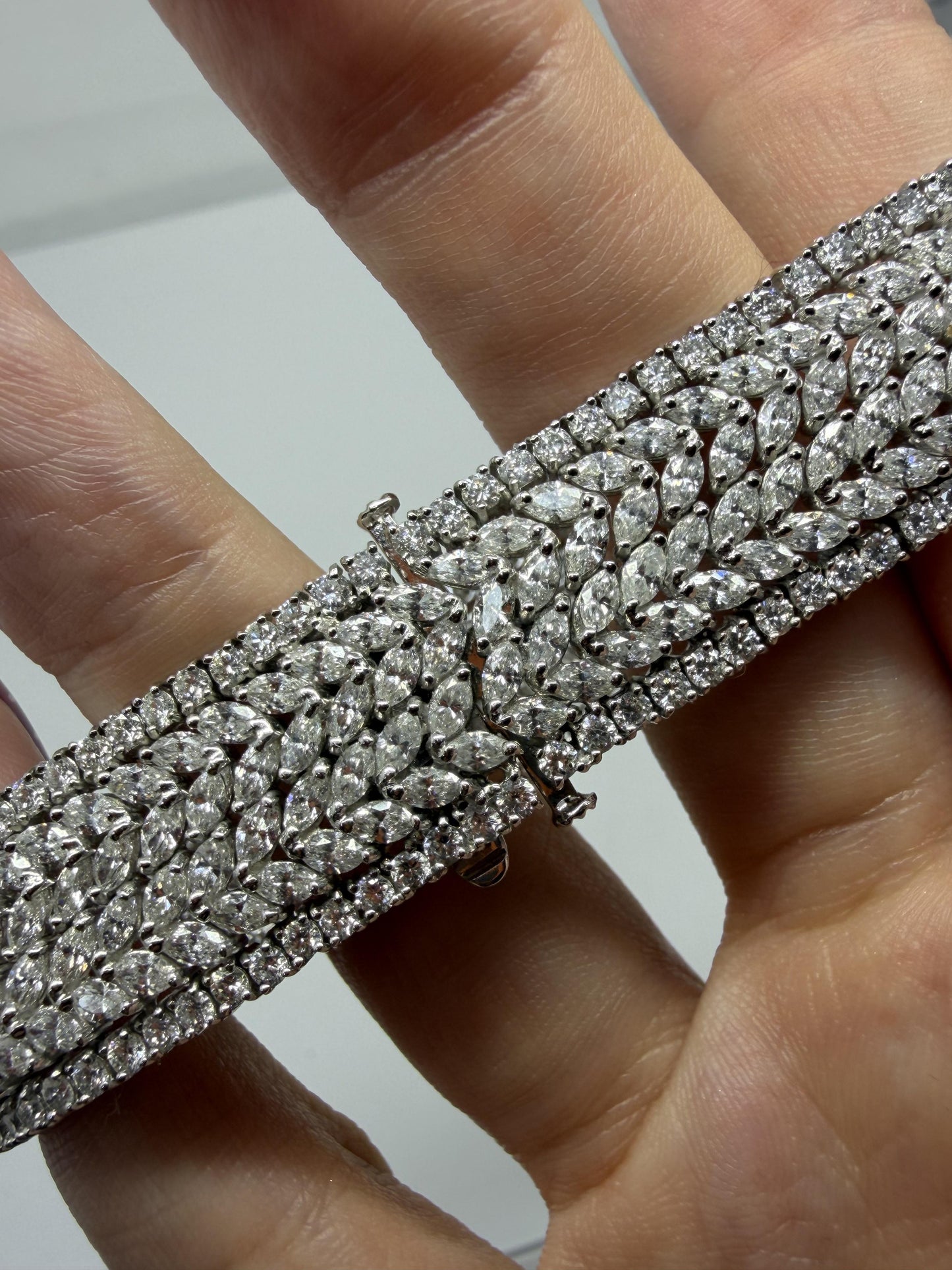 Stunning 18K White Gold 19.84 Carat Diamond Bracelet - 7 inches