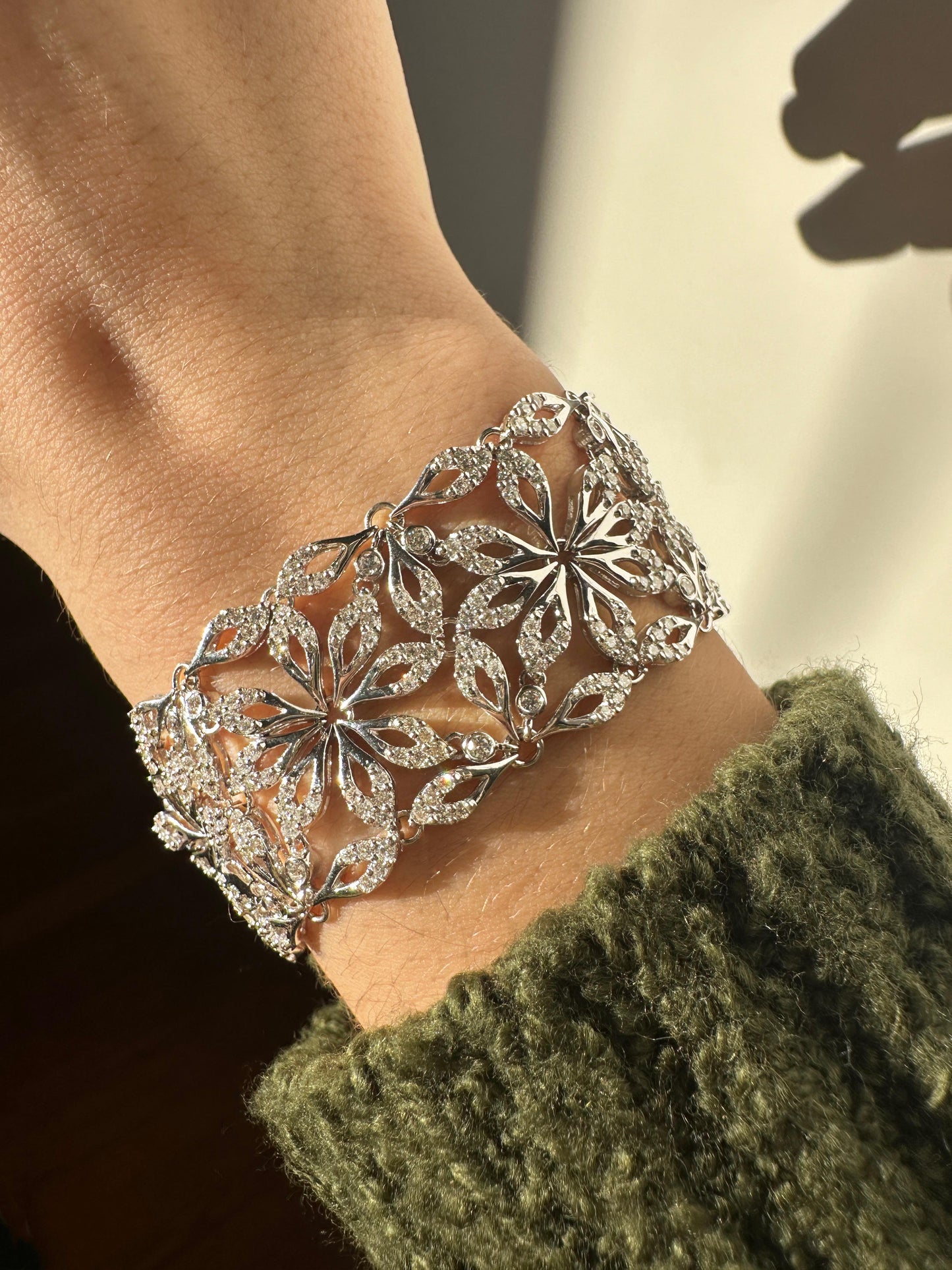 18K White Gold Diamond Flower Bracelet