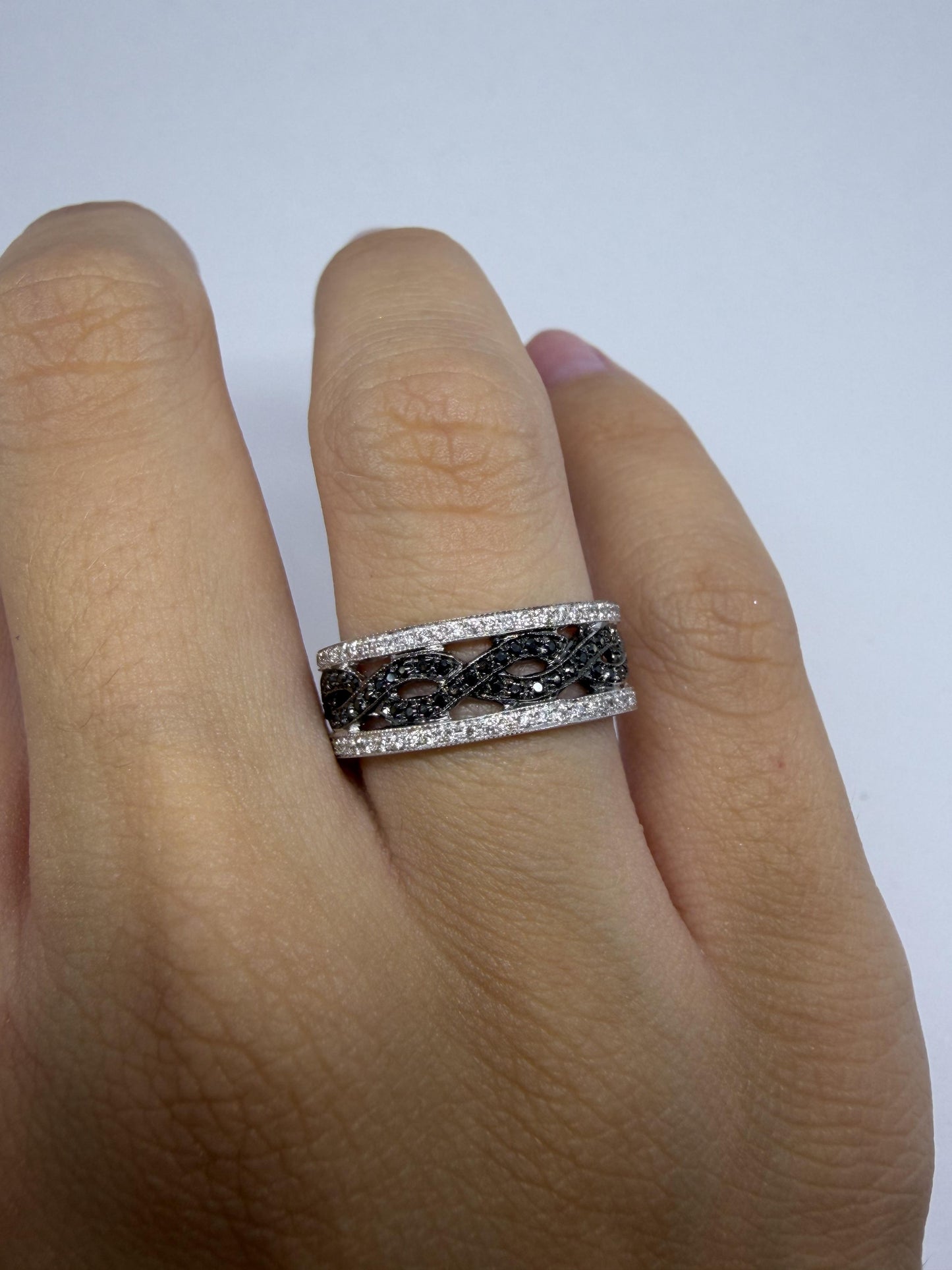18K White Gold Black and White Diamond Infinity Band - Size 6.5