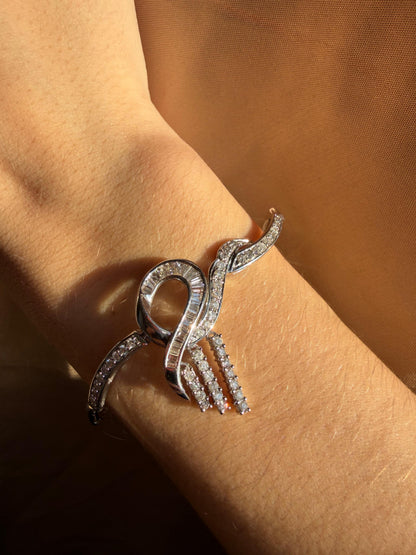 18k White Gold 1.43 Carat Tapered Baguette Cut Diamond Bow/Ribbon Bracelet