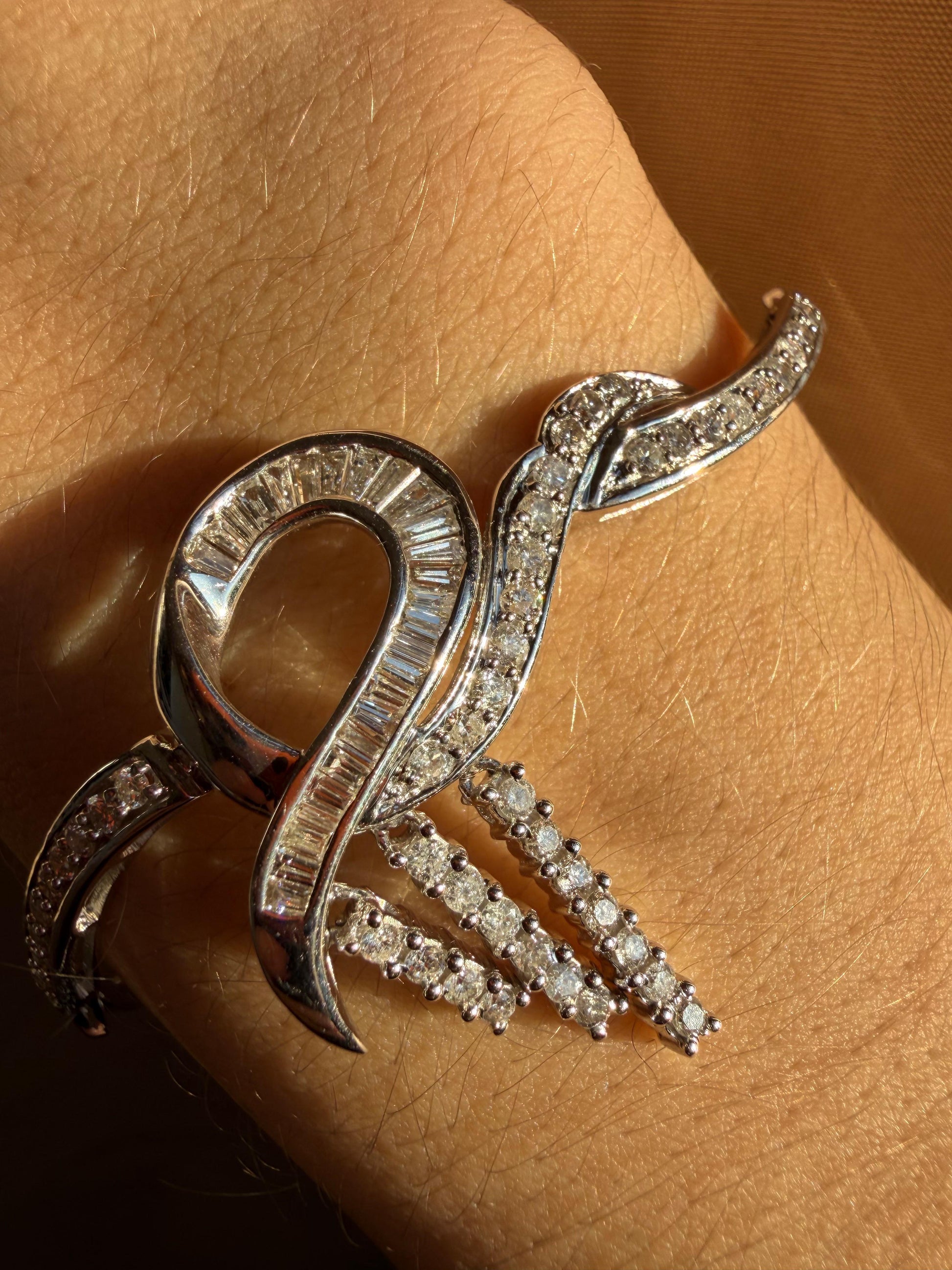 18k White Gold 1.43 Carat Tapered Baguette Cut Diamond Bow/Ribbon Bracelet