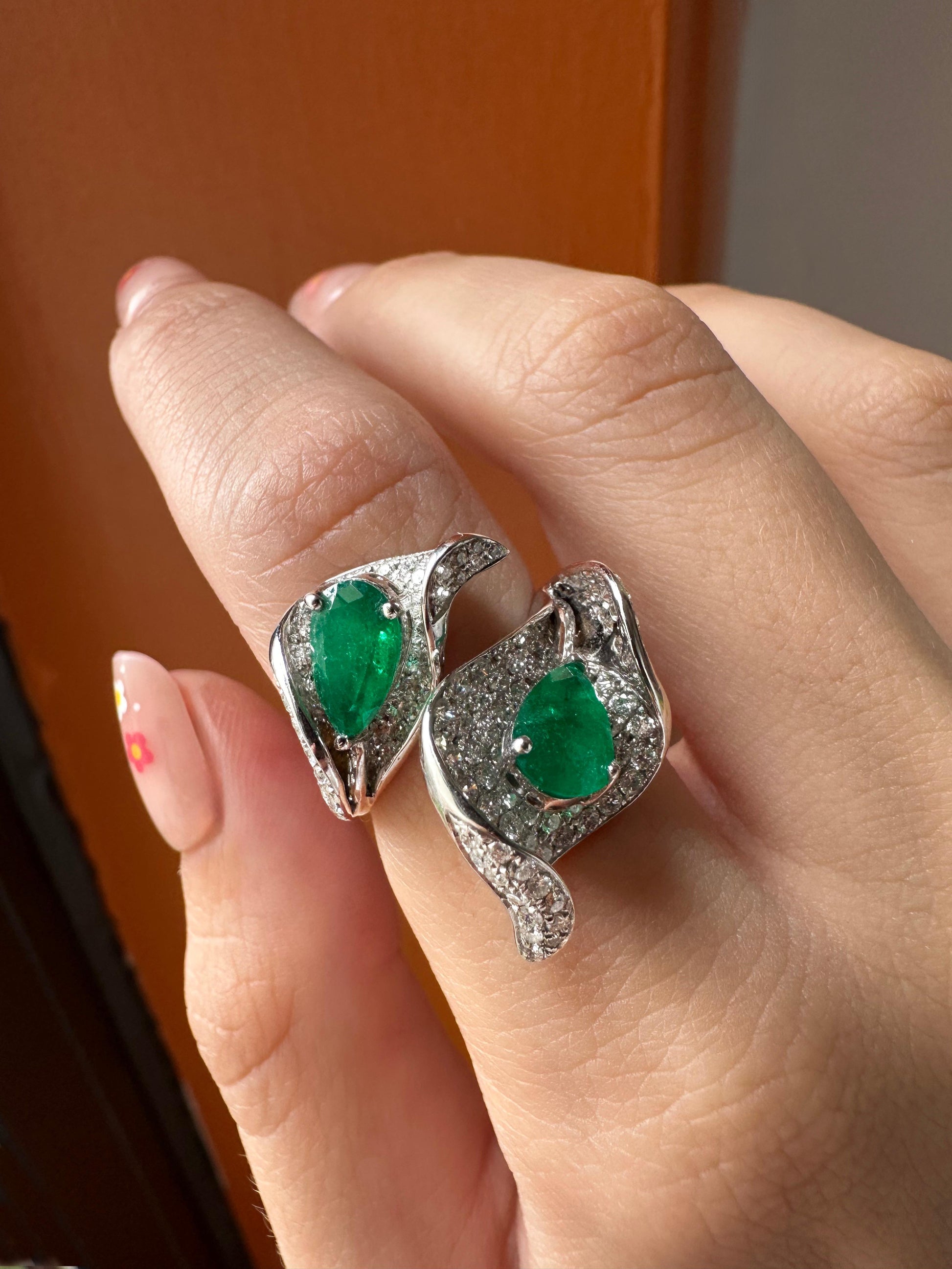 18K White Gold 1.87 Carat Pear Cut Emerald and Diamond Toi et Moi Leaf Ring