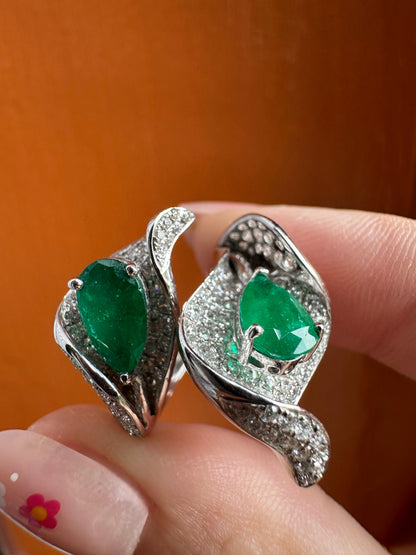 18K White Gold 1.87 Carat Pear Cut Emerald and Diamond Toi et Moi Leaf Ring