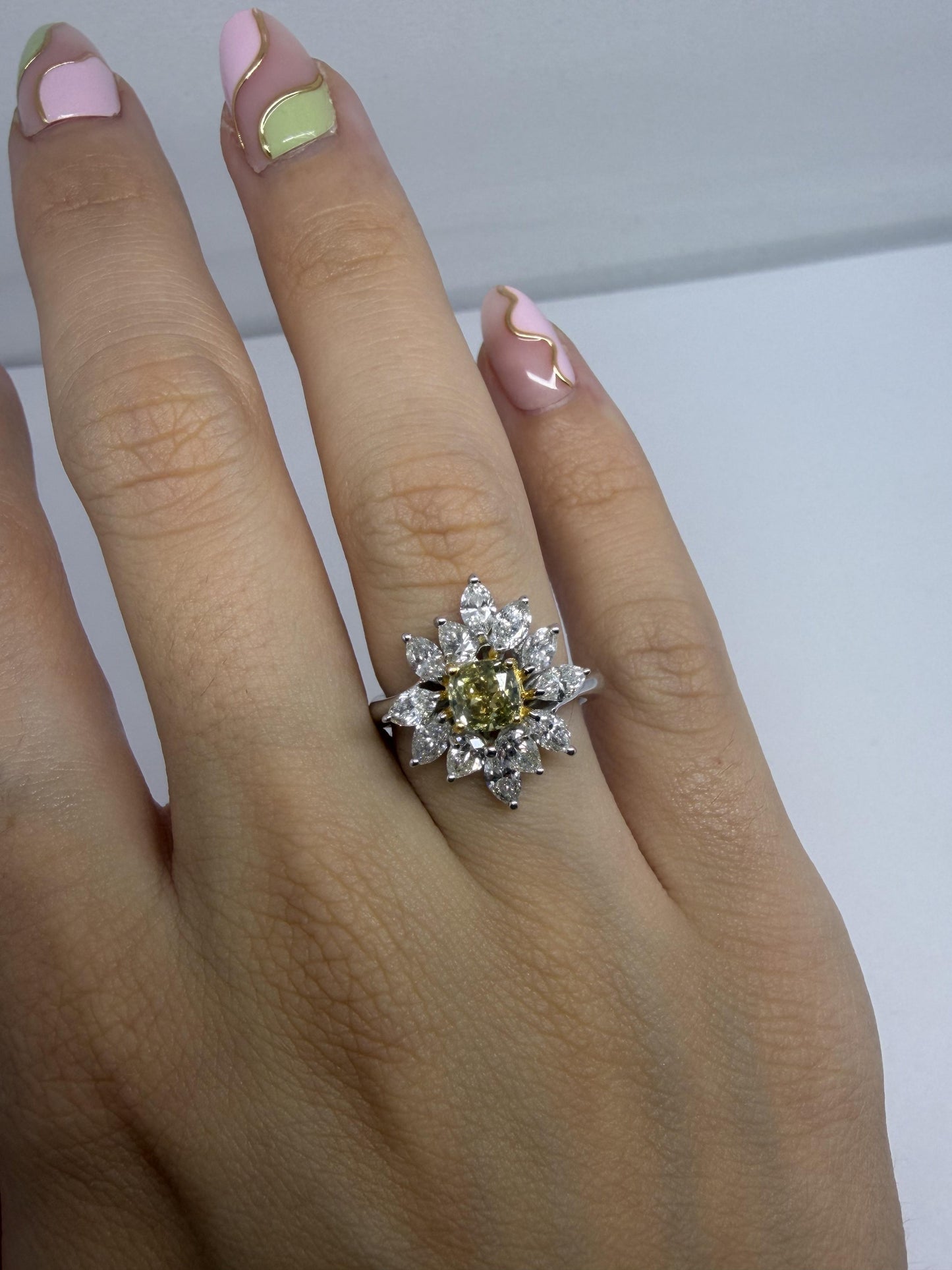 18k White Gold White and Yellow Diamond Cluster Ring - Size 6.25