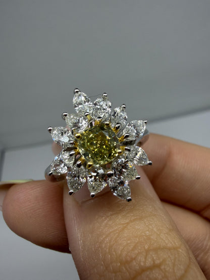 18k White Gold White and Yellow Diamond Cluster Ring - Size 6.25