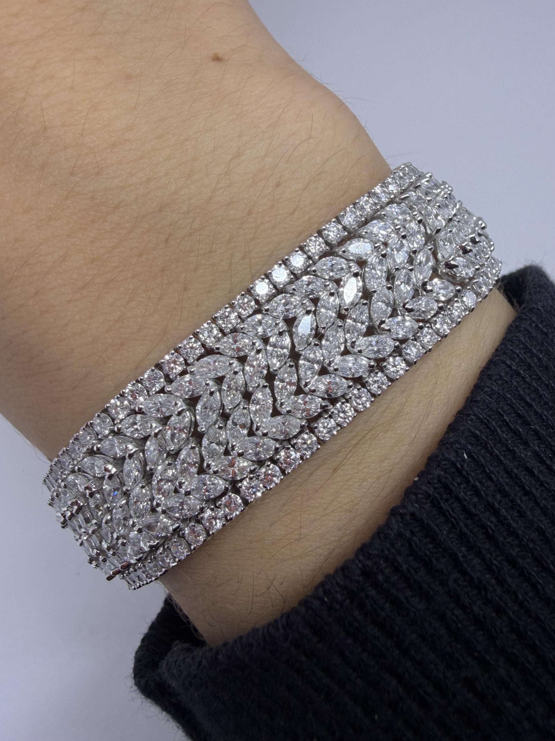 Stunning 18K White Gold 19.84 Carat Diamond Bracelet - 7 inches