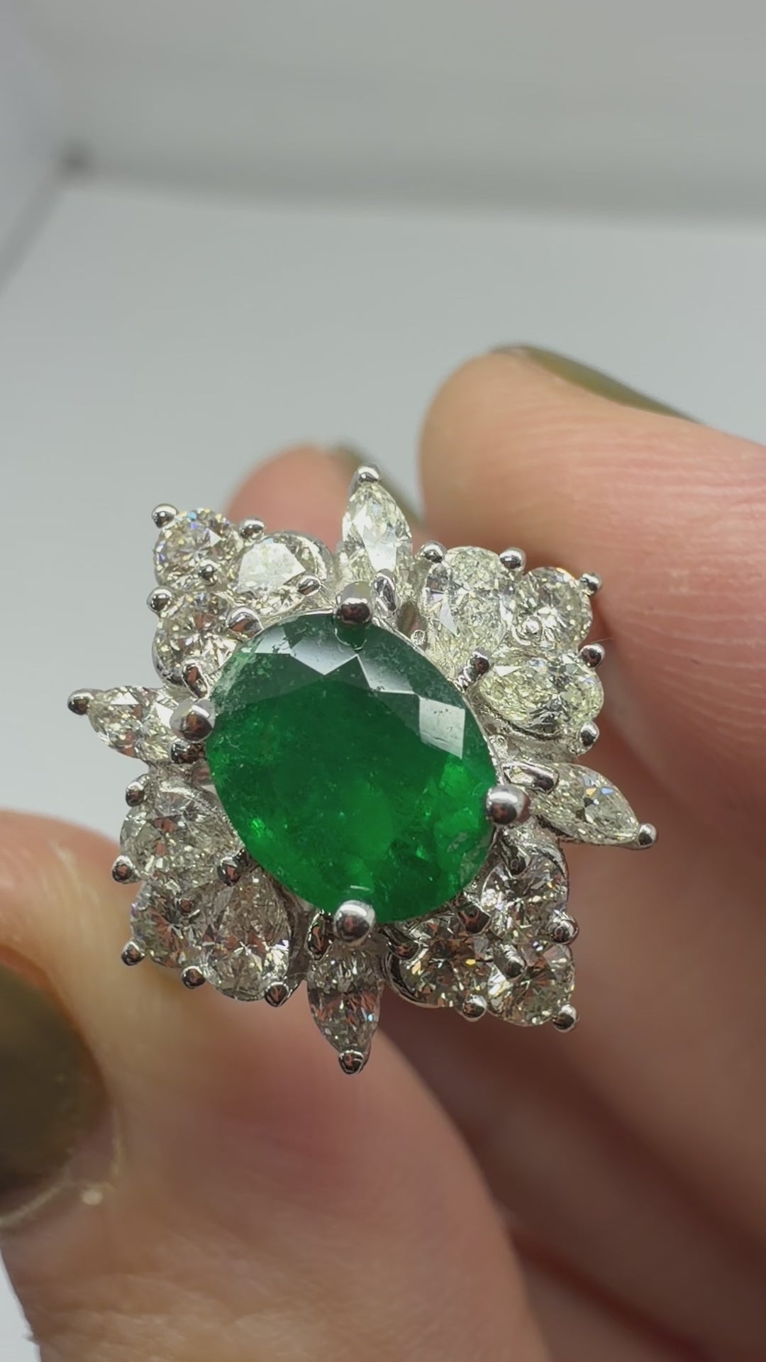 18k White Gold Diamond and Emerald Ring