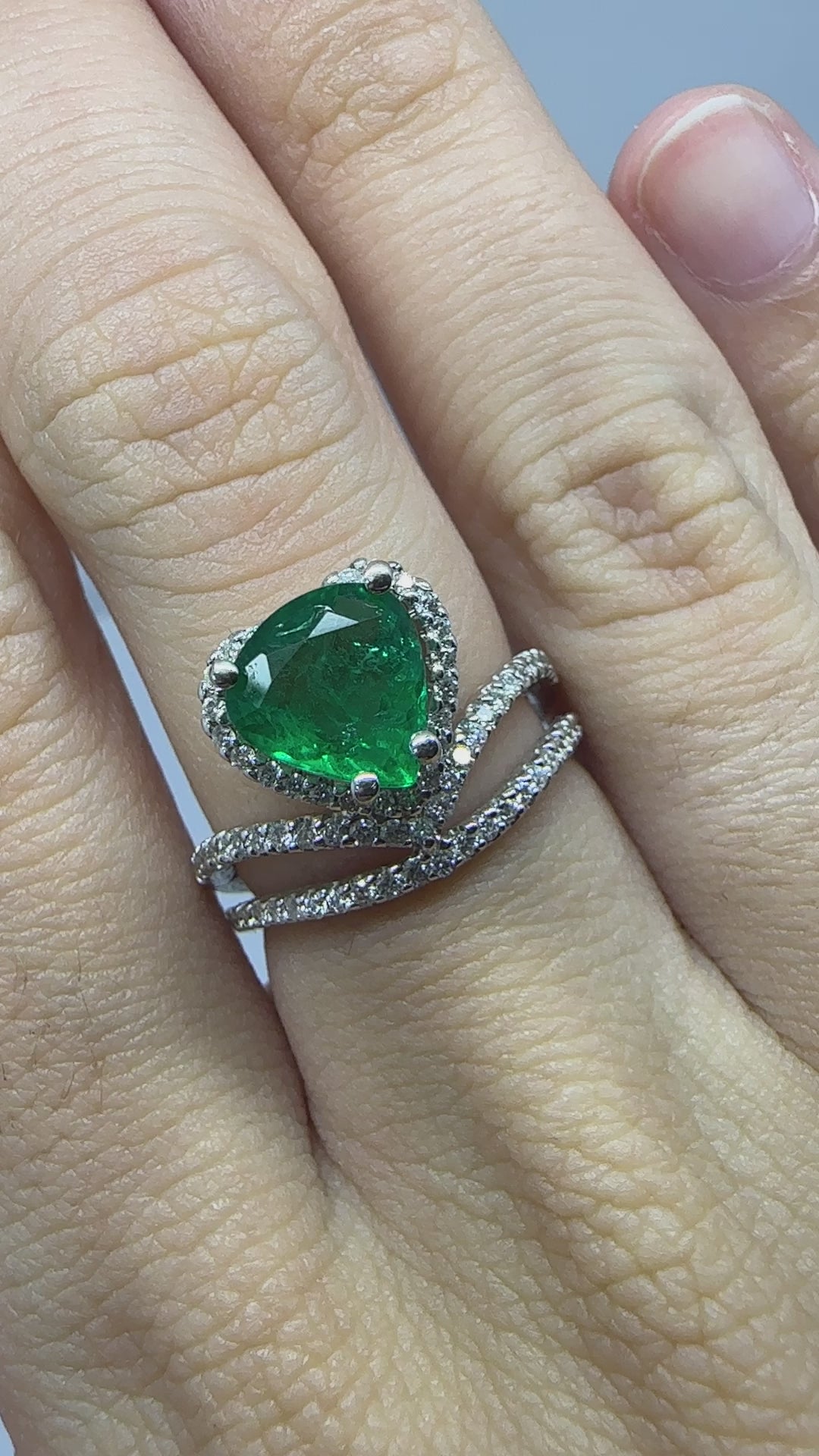 18k White Gold 1.63 Carat Emerald and Diamond Heart Ring - Size 6.25